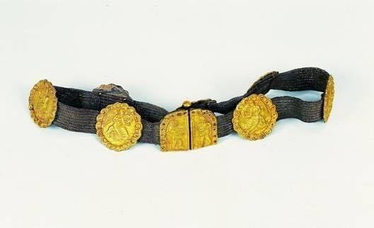 包金西方神祇人物连珠饰牌银腰带， 唐代（公元618年～公元907年），青海省博物馆藏。