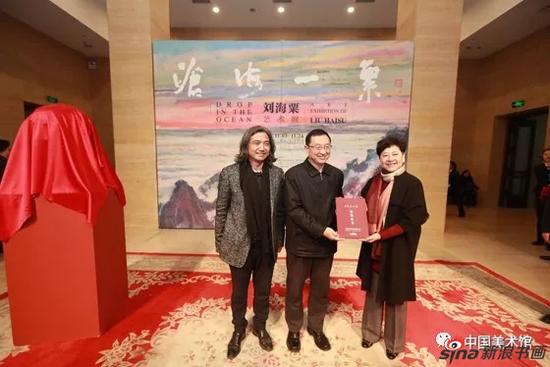 文化部部长雒树刚向刘海粟先生家属代表刘蟾女士颁发捐赠证书