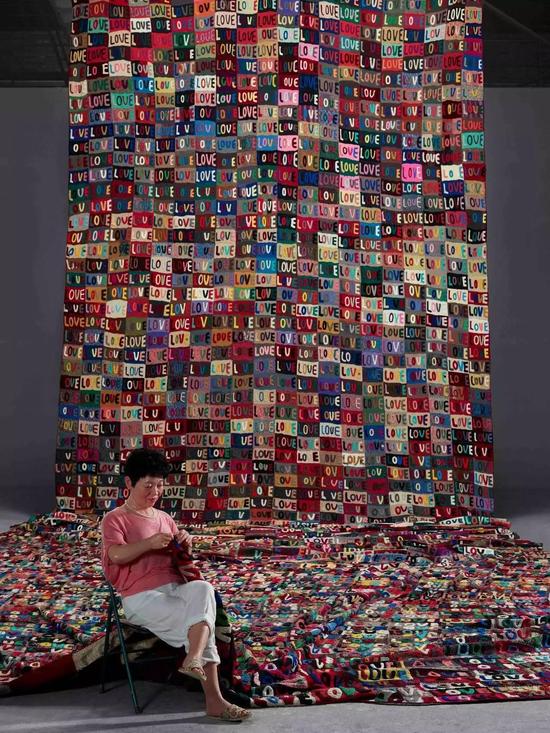 《我的母亲和我的家乡》, 废弃毛线、玻璃钢、硅胶 1600 x 600 cm, 2012