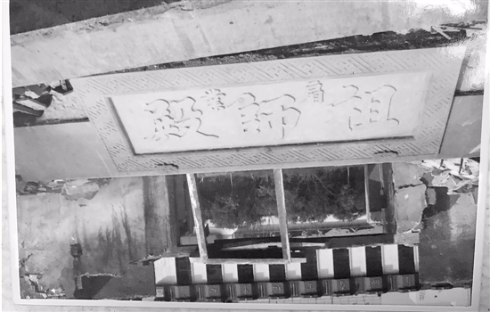 1995年,石匾被粗麻绳细心吊到地面,放在中河路边好几