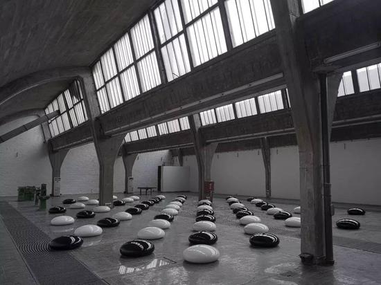 《棋子》,装置 黑白棋子各30个 紫铜、烤漆 90 x 90 x 33 cm,2010