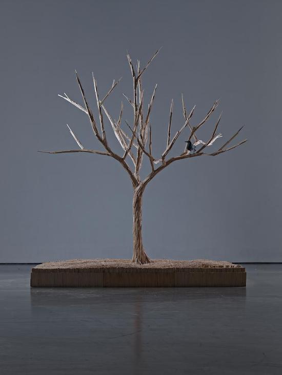 《生命之树》,一次性筷子以及综合材料 300 x 300 x 350 cm,2012