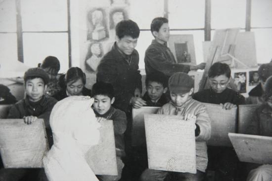 1978年，13岁，在赵家兴老师画室，前排站立者为老师赵家兴，后排站立者为沈敬东