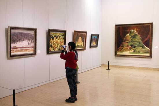 “黑龙江金秋”部分展览现场，观众驻足于作品前