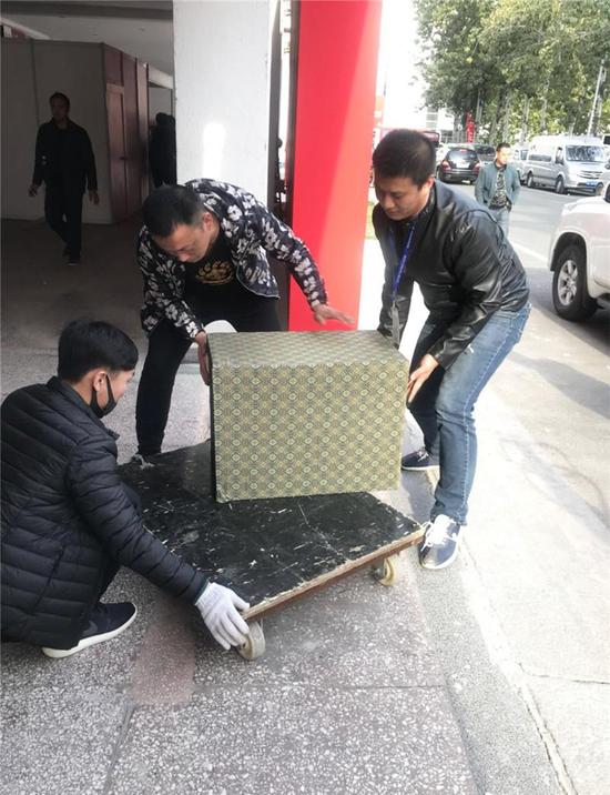 吉林省磐龙玉开发有限公司工作人员运送展品