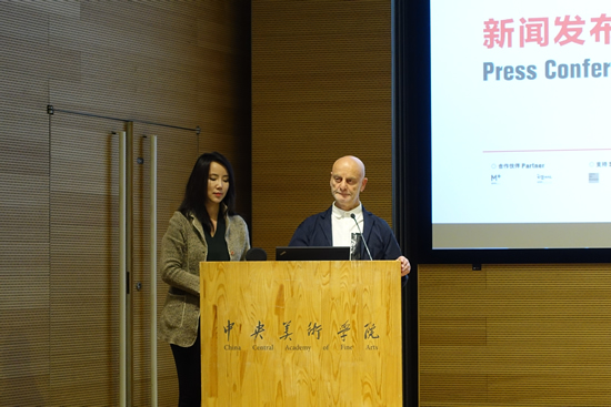 CCAA主席刘栗溧（左）、评选委员乌利·希克（右）宣布2017CCAA艺术评论奖获得者