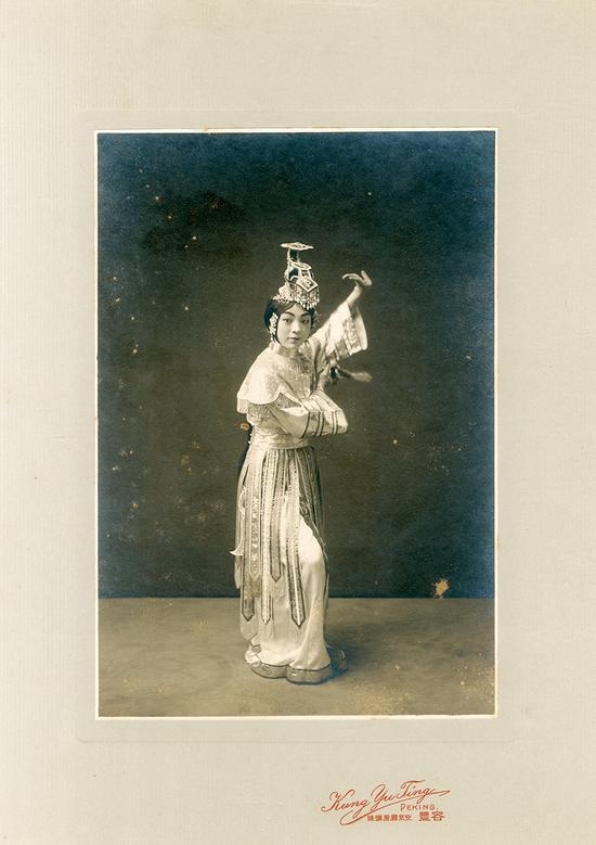 容丰照相馆，碧云霞《霸王别姬》戏装照，20x14cm，银盐纸基，1910s