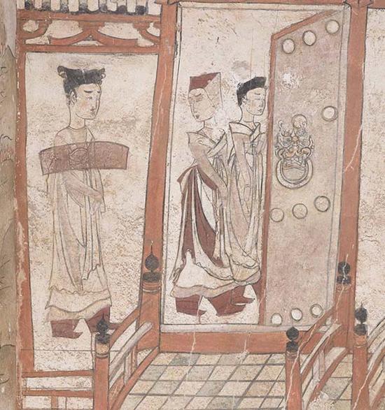 忻州九原岗墓道北壁(局部),廊中侍女臂横一物为何物或待考