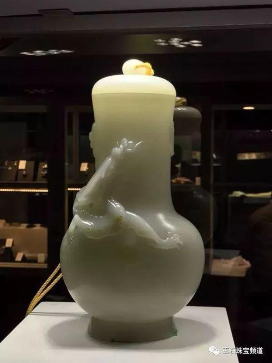 160676 和田玉《蟠龙瓶》
作者:张文胜、马秀芳