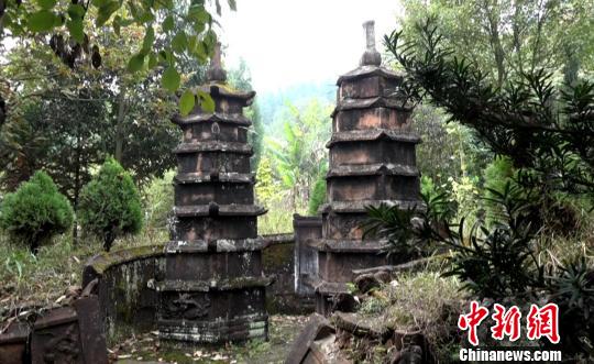 湖南郴州龙岩古寺七层双子墓塔。　徐志雄　摄