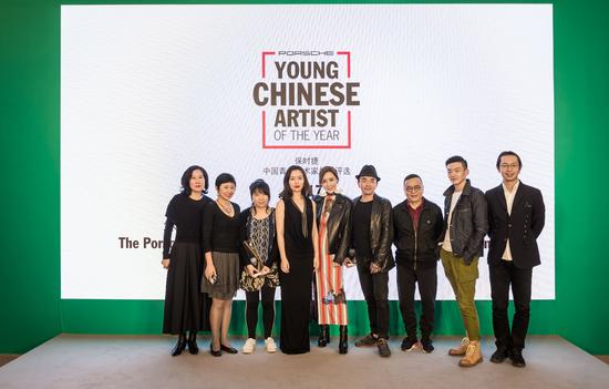 嘉宾合影(左起:ART021上海廿一当代艺术博览会艺术总监周颖女士、艺术批评家、策划人及史学者于渺女士、姚清妹、唐凤靓女士、应青蓝女士、吴俊勇、魏光庆、《艺术新闻/中文版》副主编李棋先生,尤伦斯当代艺术中心副馆长尤洋先生)