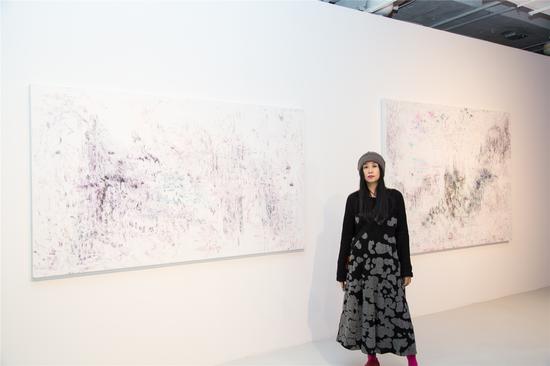 艺术家梁伟作品《当下噪音》(右一)及《现在或以后》(左一)参加《.com.cn》展览
