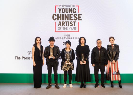 保时捷“中国青年艺术家年度评选”获胜者及颁奖嘉宾(左起:保时捷中国公关传媒总监唐凤靓女士、获奖者吴俊勇、获奖者姚清妹、获奖者张鼎(周颖代领)、湖北美术学院学术委员会主任魏光庆、ART021上海廿一当代艺术博览会联合创始人应青蓝女士)