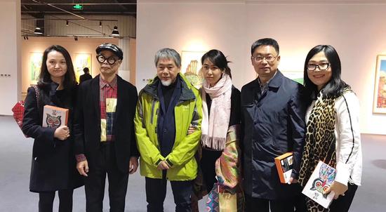 艺术家郭泰来(左二),策展人侯雅涵(右三)与嘉宾合影