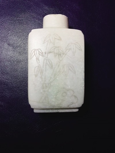 乔女士收藏的清代白玉鼻烟壶