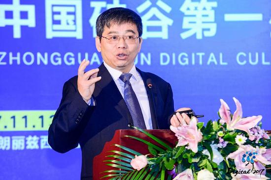 中关村数字文化产业联盟理事长吕本富发表演讲