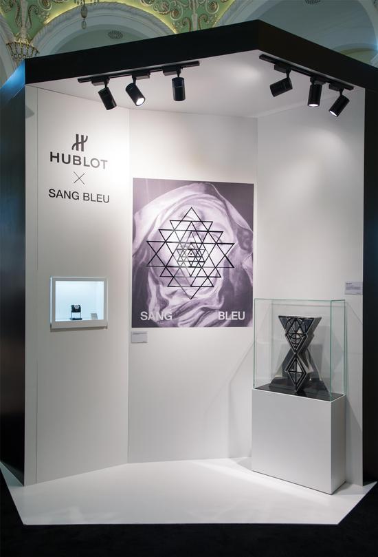 HUBLOT宇舶表Big Bang Sang Bleu刺青腕表与马克西姆·布奇艺术作品《雕塑》