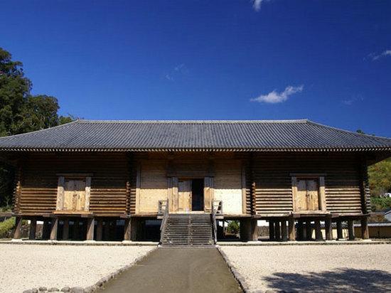 正仓院是一个有特殊防潮措施的木造建筑，也是世界上第一座具调整湿度功能的珍宝陈列馆。