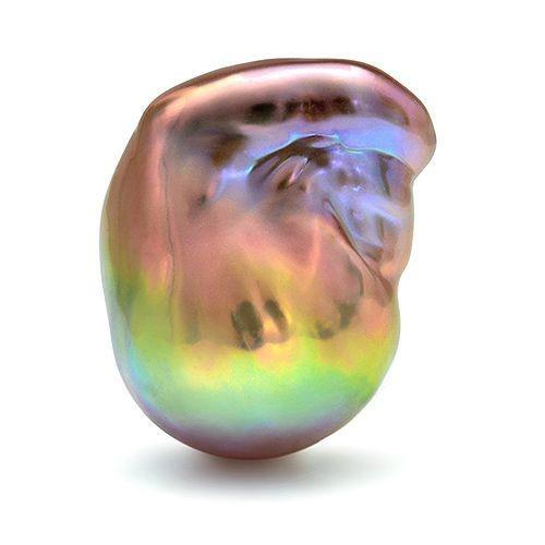 图为彩虹泛光的异形珍珠