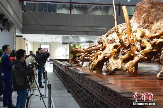 根雕作品吸引了在湘参加“‘一带一路’主流媒体聚焦锦绣潇湘”采访团围观。卢文伟 摄