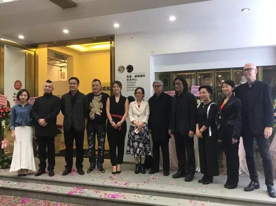 揭幕仪式现场嘉宾合影,从左至右:威狮国际艺术发展有限公司产品运营中心经理陈婷,谢儒杰,北京大学法语系主任董强,威狮国际艺术发展有限公司总裁陈齐杰,威狮国际艺术发展有限公司董事长董琦女士,学术主持高名潞及夫人,艺术家苏新平,凤凰卫视领客文化CEO黄晓燕,策展人肖戈,红砖美术馆高级策展人、瑞典艺术史学家、艺评家