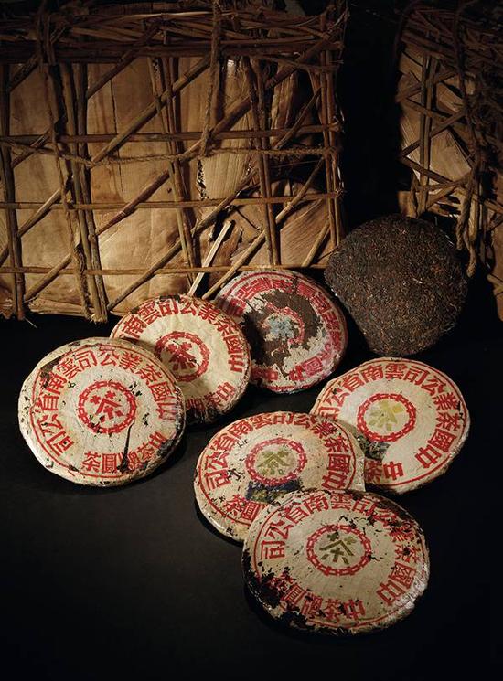 Lot 3634 五十年代 印级圆茶系列经典组合(七饼)
