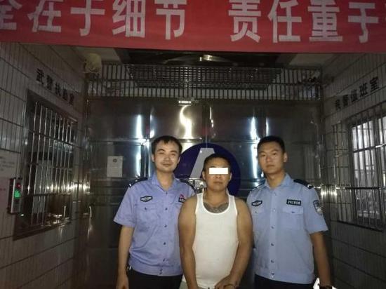 公安部A级通缉嫌犯邓海峰被押进看守所
