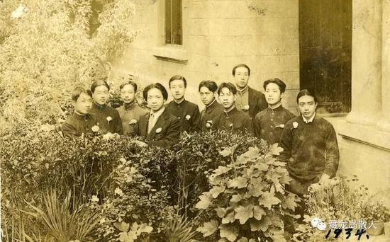 1934年 彭友善（左4）在武昌艺专与同学临别留影