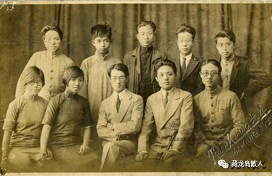 1934年 彭友善（后排正中）与二哥彭友贤（前排左4）、老师何之培（前排左3）等于武昌