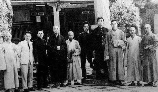 1938年摄于福建泉州承天寺(左四:弘一法师)