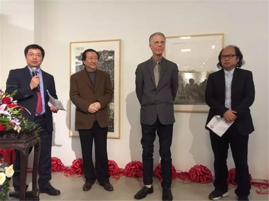 　　罗勃特·摩根（Robert Morgan）、中国国家画院院长杨晓阳、《中国美术报》总编辑张晓凌在开幕式现场进行主题为“跨越太平洋：与大师面对面”的学术交流