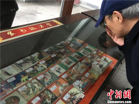 图为老人参观连环画展出　李佳赟　摄