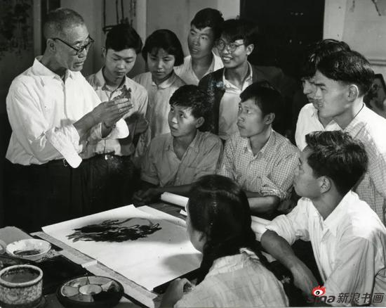 1963年潘天寿给国画系花鸟班学生上课