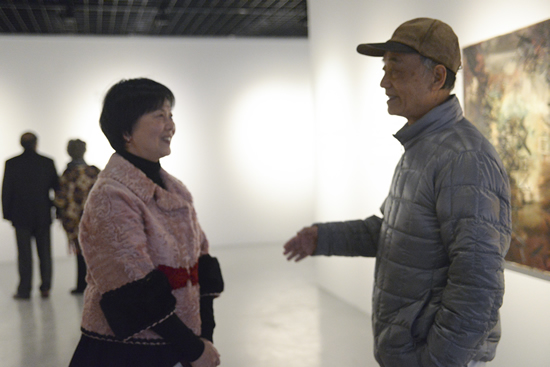 上海明圆美术馆馆长凌菲菲与“现代绘画——六人联展”艺术家余友涵就展览的筹划做亲切交谈