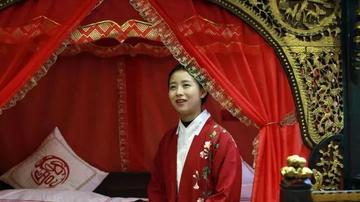 重庆汉子收藏300多架中国古床