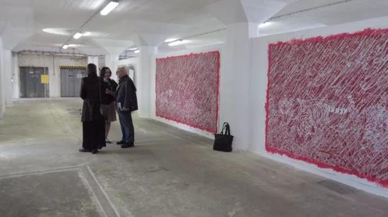 《红色暴雨》，布面丙烯，布拉格双年展，捷克，2013