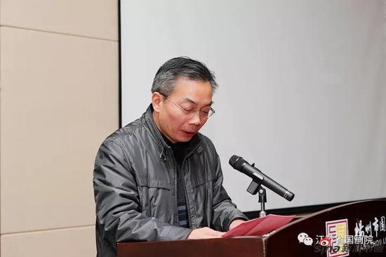 扬州市委宣传部副部长、市文广新局局长季培均主持学术讲座