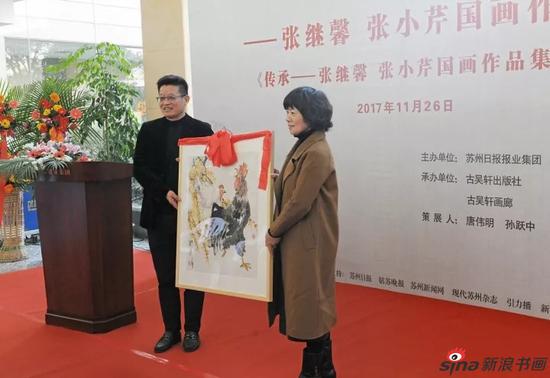 张小芹老师代表父亲张继馨先生向古吴轩出版社捐赠画作
