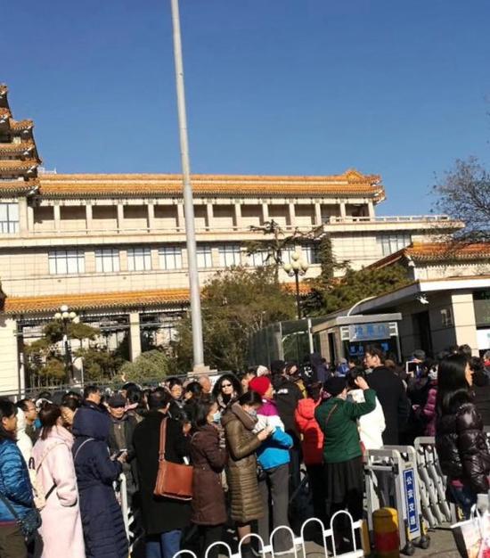 中国美术馆门外的排队人群