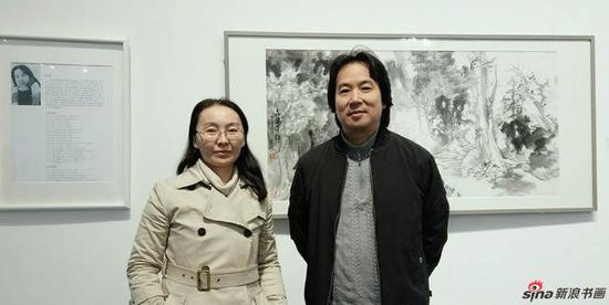 艺术评论家、画家、策展人何鹂博士(左)出席开幕式