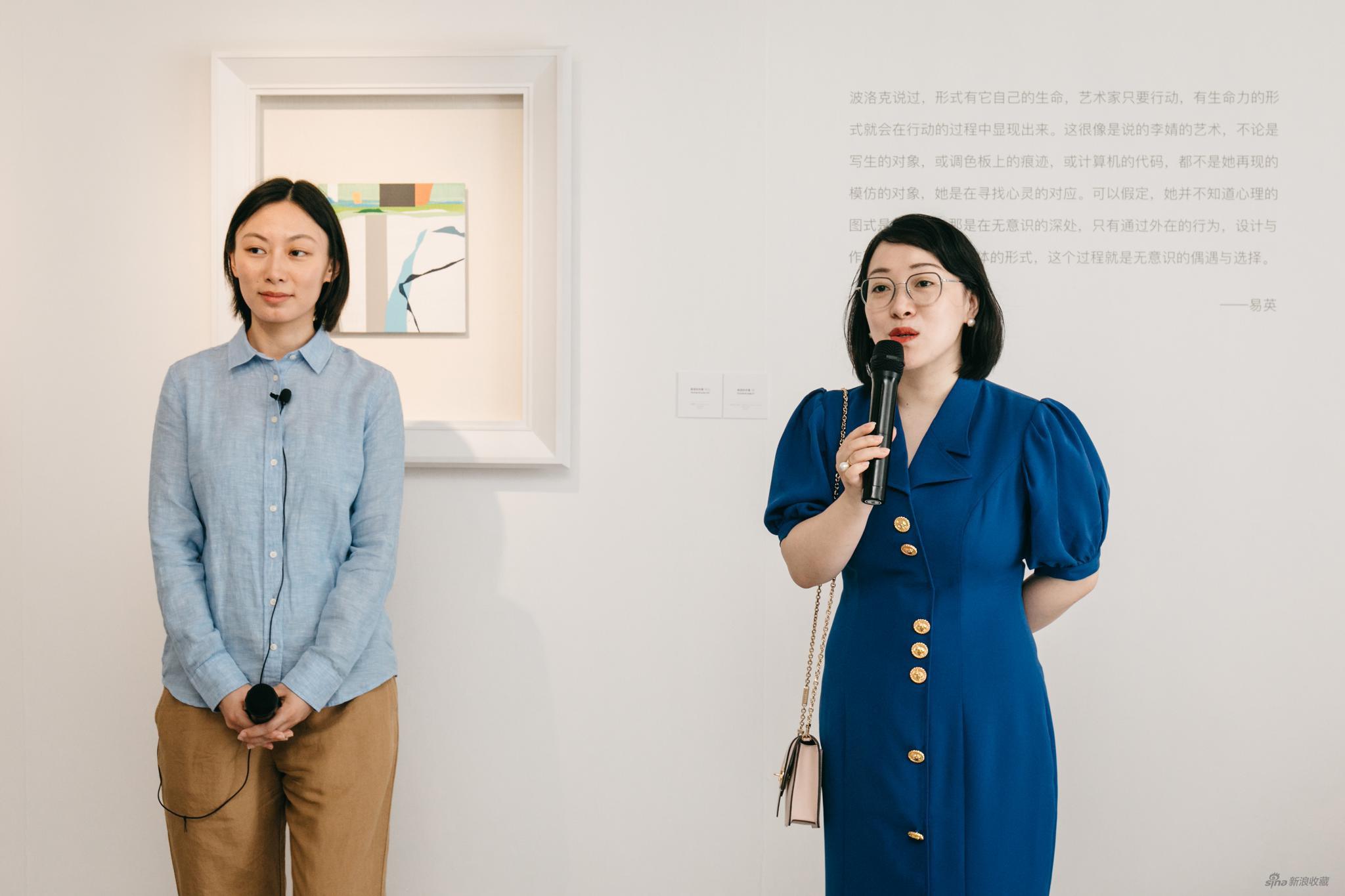 艺术家李婧（左）、策展人晏燕（右）媒体导览现场