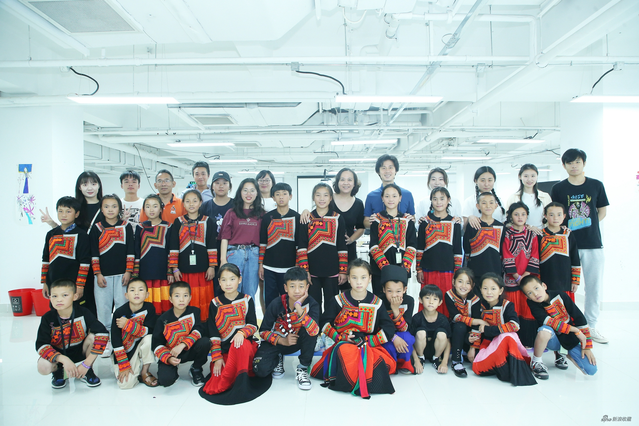 中国人民大学艺术学院副院长、著名中提琴演奏家齐悦在与孩子们交流