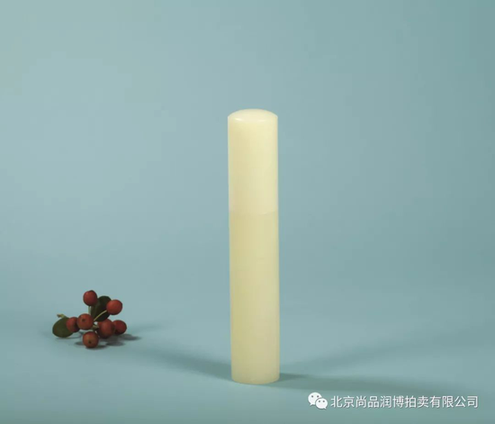 02975杨光 和田玉黄玉香筒 　规格：高12.9cm 直径2.3cm 　重量：109.8g 　RMB：80000-120000