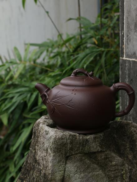 艺术家范黎风作品 缘竹壶 泥料：紫泥 年代：2015 容量：500 CC