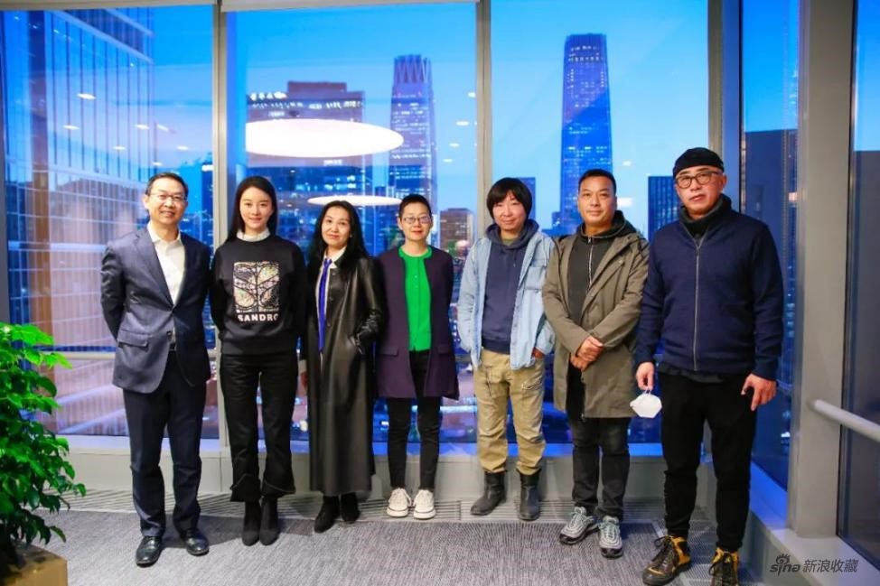 艺术家参观金杜律师事务所 金杜律师事务所 杜慧力、策展人 曹紫恬、艺术总监 郭小力、艺术家 潘宝会、闫冰、曲克杰、杨少斌(从左至右)