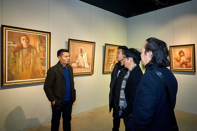 艺术展现场~艺术家姚冬青先生（左一）、油画家陈迪先生（右三）、油画家孙化一教授（右二）、油画家孙志奎老师（右一）