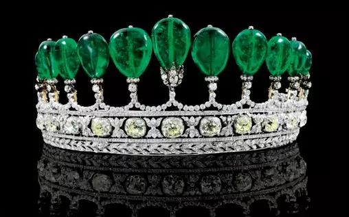 卡塔琳娜公主拥有的世界著名皇冠，在2011年4月的日内瓦苏富比上，以1128万瑞士法郎（7540万元人民币） 刷新祖母绿珠宝首饰拍卖的最新纪录。