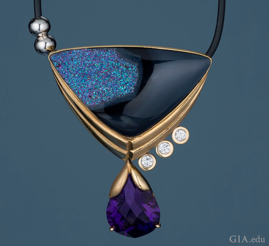 钛晶簇 这条项链镶嵌着钛晶簇与紫水晶吊坠，并饰有钻石。