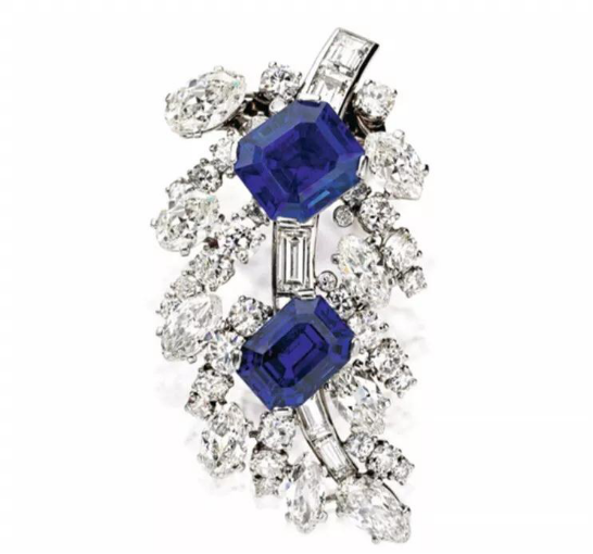 主石为两颗方形蓝宝石 ，分别重10.40ct和7.75ct，周围镶嵌圆形、长形、梨形、橄榄形钻石，总重13.95ct。