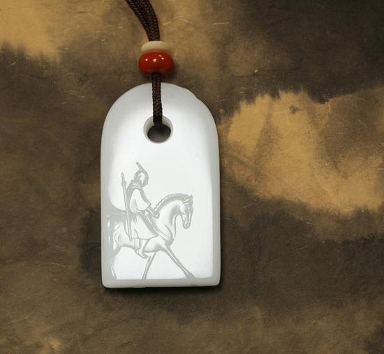 LOT2997 樊軍民 和田玉籽料月下追韓信牌 8.0×4.6×1.3cm 122g